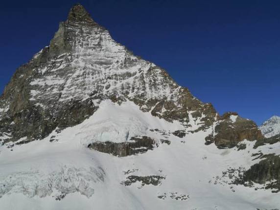 Les deux alpinistes étrangers ont fait une chute mortelle au Hörnligrat. © Police cantonale valaisanne