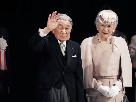 L'empereur du Japon Akihito et son épouse Michiko lors de la cérémonie de ses 30 ans de règne. © KEYSTONE/AP Pool SIPA/NICOLAS DATICHE