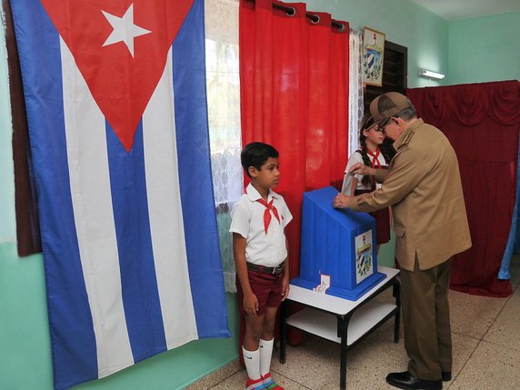 La réforme de la Constitution à Cuba, soumise dimanche à référendum, a été approuvée à plus de 86%, a annoncé lundi la Commission électorale nationale. © KEYSTONE/EPA ESTUDIO REVOLUCION/ESTUDIO REVOLUCION HANDOUT