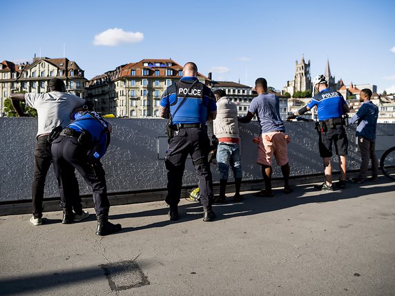 Opération de police contre le deal de rue à Lausanne en juin 2018 (archives) © KEYSTONE/JEAN-CHRISTOPHE BOTT