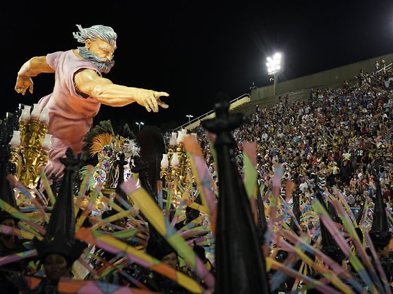 Comme au football, il y a plusieurs divisions lors du carnaval de Rio et les écoles les moins bien classées sont menacées de relégation. Ici lors de la parade d'artistes issus de Imperio Serrano. © KEYSTONE/AP/LEO CORREA