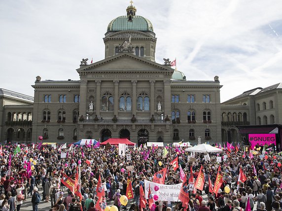 Environ 20'000 femmes ont manifesté le 22 septembre 2018 à Berne en faveur de l'égalité salariale (archives). © KEYSTONE/PETER SCHNEIDER