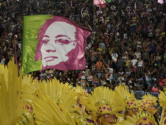 Marielle Franco, élue homosexuelle charismatique, née dans une favela et fortement engagée contre le racisme, l'homophobie et la violence policière a été abattue à l'âge de 38 ans, il y a un an. Ici lors d'un hommage durant le Carnaval de Rio (archives). © KEYSTONE/AP/LEO CORREA