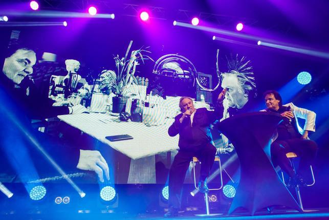 L'acteur français Gerard Depardieu donne la réplique à Christian Constantin lors de la quinzième édition du Gala du FC Sion. © Keystone