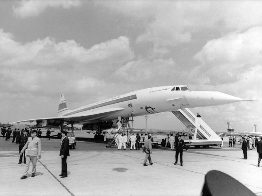 Avion Concorde 46cm 50eme anniversaire Mach 2 4/11/1970 en aluminium sur socle 