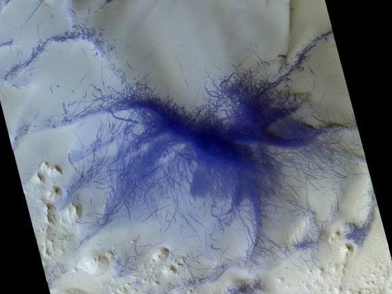 Les arêtes et traces colorées en bleu sur cette image ont vraisemblablement été formées par des tourbillons de poussière. © ESA/Roskosmos/CaSSIS