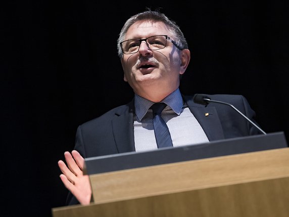 Le ministre jurassien Charles Julliard est venu porter le message du PDC suisse aux membres de la section du canton de Fribourg. © KEYSTONE/JEAN-CHRISTOPHE BOTT