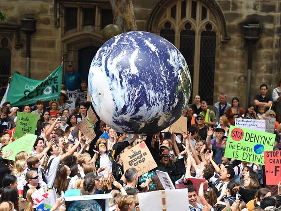 Des manifestations sont organisées vendredi dans une centaine de pays, comme ici à Sydney en Australie. © KEYSTONE/EPA AAP/MICK TSIKAS