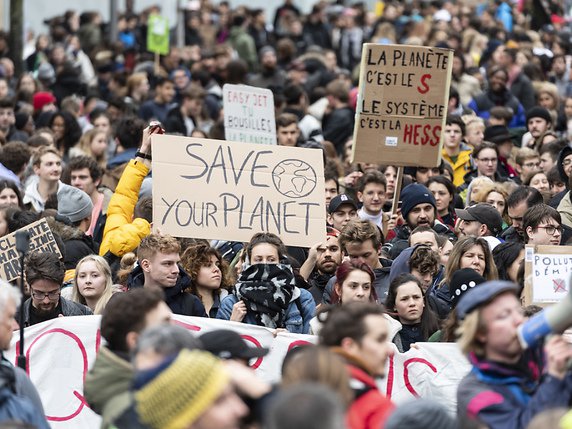 Les jeunes se sont une nouvelle fois mobilisé vendredi en faveur du climat. © KEYSTONE/JEAN-CHRISTOPHE BOTT