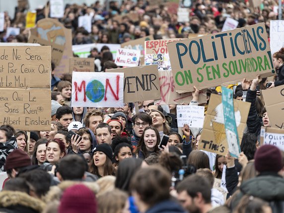 Les jeunes ont exigé du monde politique qu'il prenne des mesures urgentes pour lutter contre le réchauffement climatique. © KEYSTONE/JEAN-CHRISTOPHE BOTT