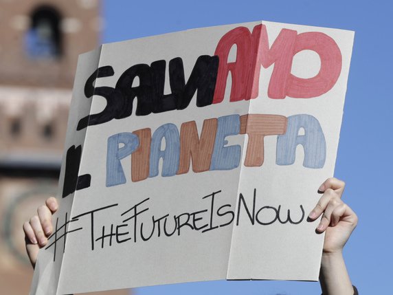 "Sauvons la planète", peut-on lire sur une pancarte brandie à Milan. © KEYSTONE/AP/LUCA BRUNO