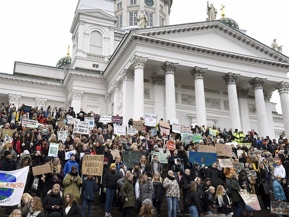 Des jeunes se sont rassemblés à Helsinki pour réclamer des mesures contre le réchauffement climatique. © KEYSTONE/AP Lehtikuva/HEIKKI SAUKKOMAA