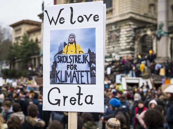 L'adolescente suédoise Greta Thunberg n'a pas été oubliée par les manifestants lausannois. © KEYSTONE/JEAN-CHRISTOPHE BOTT