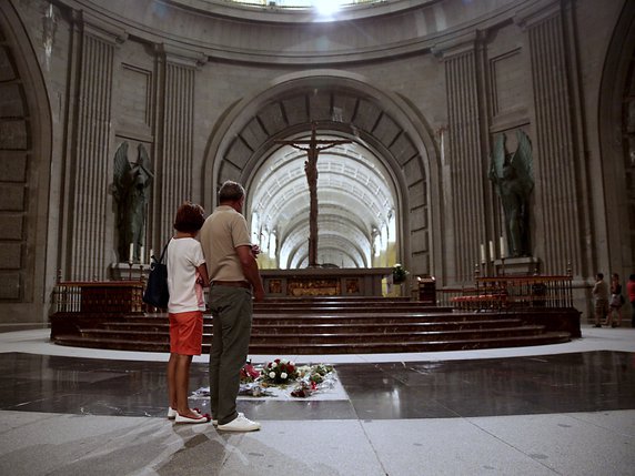 La dépouille de l'ancien dictateur espagnol Franco devrait quitter le gigantesque mausolée du Valle de los Caidos pour être enterrée dans un cimetière au nord de Madrid (archives). © KEYSTONE/AP/ANDREA COMAS