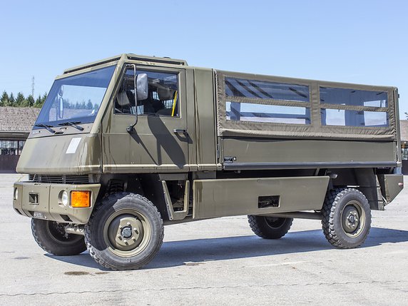 Le Duro est un véhicule multi-usages utilisé notamment pour le transport de troupes (archives). © KEYSTONE/GAETAN BALLY