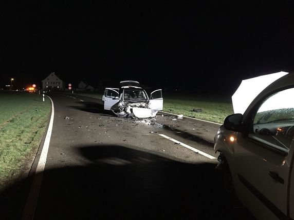 Une collision impliquant trois véhicules s'est produite en soirée dans la localité schaffhousoise de Guntmadingen. Les trois voitures sont détruites. © Police cantonale de Schaffhouse
