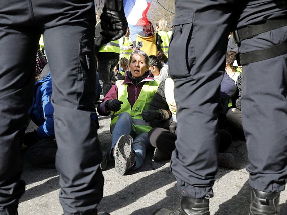 Nouvelle mobilisation des gilets jaunes en France avec un regain de violence sur Paris. © KEYSTONE/EPA/SEBASTIEN NOGIER