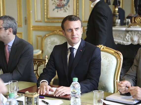 Le président Emmanuel Macron a convoqué ses principaux ministres pour évoquer les violences des gilets jaunes samedi à Paris. © KEYSTONE/AP AFP POOL/LUDOVIC MARIN