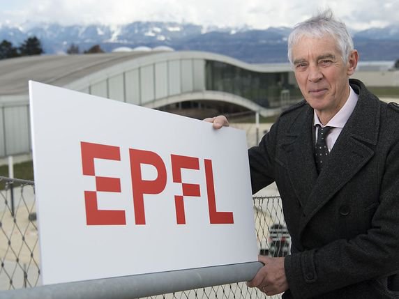 Le président de l'EPFL Martin Vetterli a présenté lundi le nouveau logo de l'Ecole polytechnique fédérale de Lausanne à l'occasion du lancement des festivités du 50e anniversaire devant le Rolex Learning Center. © Keystone/LAURENT GILLIERON