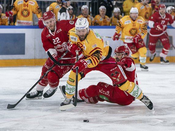 Lausanne à terre et Langnau qui revient à 3-2 dans la série de quarts de finale © KEYSTONE/GABRIEL LADO