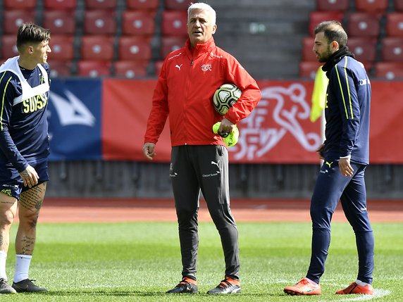 Admir Mehmedi (d) a déjà joué à de nombreux postes en club et en sélection tant qu'à Steven Zuber (g), un milieu offensif gauche, il a déjà été reculé par Vladimir Petkovic (c) pour devenir homme de couloir © KEYSTONE/WALTER BIERI