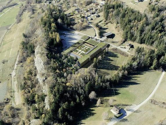 Né d'une initiative privée, un centre de développement durable pourrait voir le jour à Arbaz (VS). Il doit servir d'exemple pratique à ce qui peut se faire en matière de durabilité. Le bâtiment (photo-montage) sera totalement autonome énergétiquement. © Centre de développement durable des Alpes