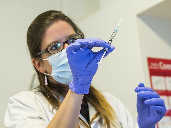 Des tests du vaccin "cAd3-EBOZ Lau" contre le virus Ebola avaient été menés au CHUV en 2014 sur 120 volontaires. © KEYSTONE/JEAN-CHRISTOPHE BOTT