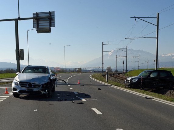 Après une collision, une voiture a terminé sa course sur la voie ferrée qui relie Lucerne et Lenzburg. © Police LU