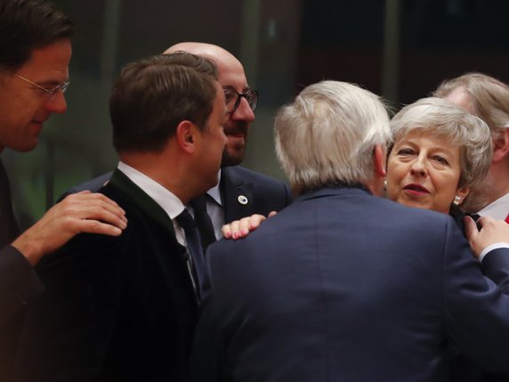 Retrouvailles coutûmières entre Theresa May (à droite) et le président de la Commission européenne Jean-Claude Juncker (au centre, de dos) jeudi après-midi à Bruxelles pour un Sommet de l'UE sur le Brexit crucial. © Keystone/AP/FRANK AUGSTEIN