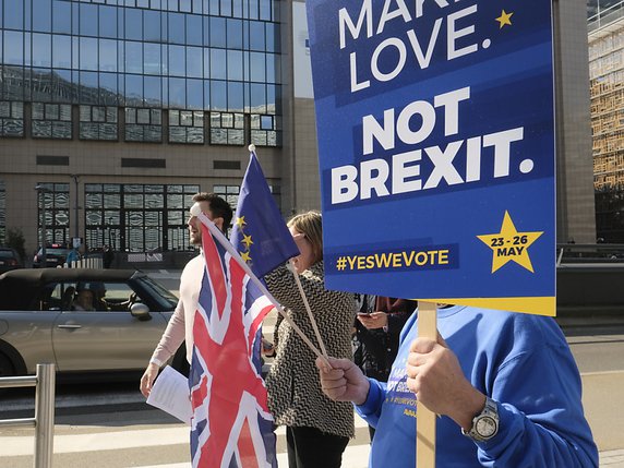 Des opposants au Brexit ont manifesté devant le siège de la Commission européenne à Bruxelles. © KEYSTONE/EPA/OLIVIER HOSLET