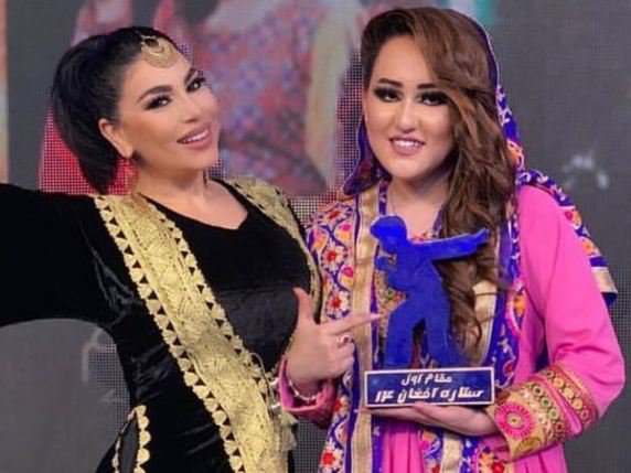Zahra Elahm, une jeune Afghane (droite) a gagné la Nouvelle Star. © Instagram