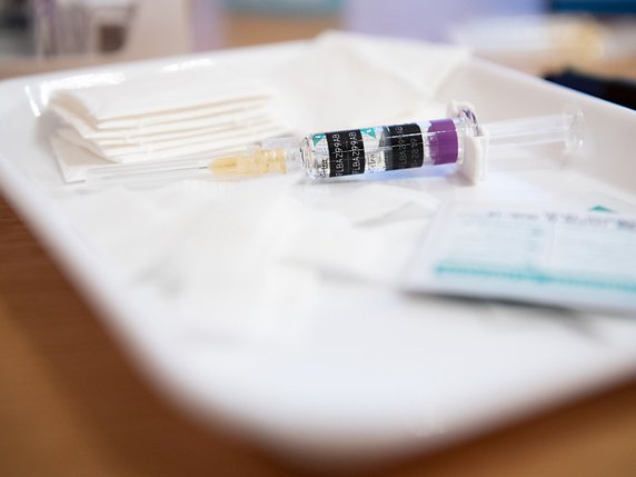 La composition du vaccin contre la grippe qui sera administré l'hiver prochain a été finalisée par l'OMS (photo symbolique). © KEYSTONE/ANTHONY ANEX