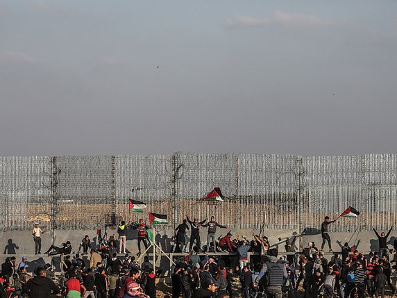 Environ 9500 Palestiniens ont manifesté en différents points le long de la frontière entre la bande de Gaza et Israël. © KEYSTONE/EPA/MOHAMMED SABER