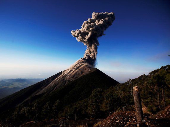 Le volcan Fuego avait déjà craché des cendres à la fin de 2018 (archives). © KEYSTONE/EPA EFE/ESTEBAN BIBA