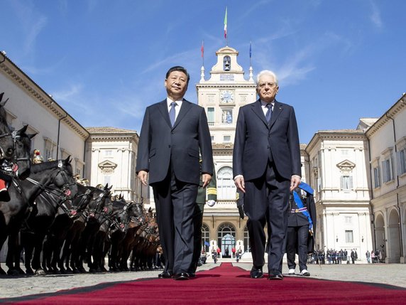 Le président chinois Xi Jinping (à gauche) et le président italien Sergio Mattarella (à droite) passent devant les gardes d'honneur du palais présidentiel du Quirinale à Rome samedi. © KEYSTONE/EPA QUIRINALE/QUIRINALE HANDOUT