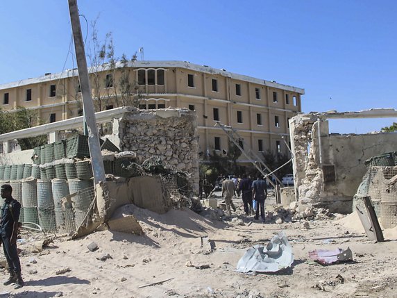 L'attaque a commencé par l'explosion de deux bombes près des portes d'accès aux ministères des Travaux publics et du Travail, situés sur une grande rue de Mogadiscio. © KEYSTONE/EPA/SAID YUSUF WARSAME