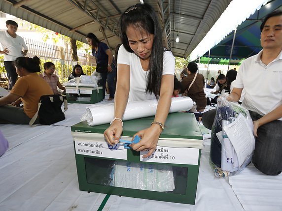 Plus de 92'300 bureaux de vote ont été installés en Thaïlande pour les premières élections législatives depuis le putsch militaire de 2014. © KEYSTONE/AP/SAKCHAI LALIT