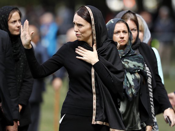 La première ministre australienne, Jacinda Ardern, a porté le voile islamique en hommage aux victimes musulmanes, tuées pendant la prière du vendredi (archives). © KEYSTONE/AP/VINCENT THIAN