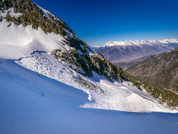 Une vue aérienne de l'avalanche qui a emportée quatre personnes au-dessus des cloches d'Arpettes. © KEYSTONE/MAXIME SCHMID