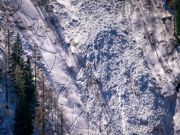 L'avalanche fait environ 1,5 kilomètre de long, pour 30 mètres de large. © KEYSTONE/MAXIME SCHMID