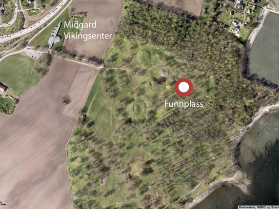 L'embarcation a été détectée à l'intérieur d'un tumulus recouvrant une sépulture dans un parc du comté de Vestfold, au sud-est d'Oslo. © KEYSTONE/EPA VESTFOLD FYLKESKOMMUNE VIA NTB/VESTFOLD FYLKESKOMMUNE
