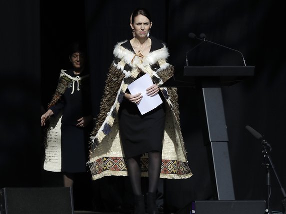 La Première ministre néo-zélandaise Jacinda Ardern a participé à la cérémonie de souvenir pour les victimes des attentats de Christchurch. © KEYSTONE/AP/MARK BAKER