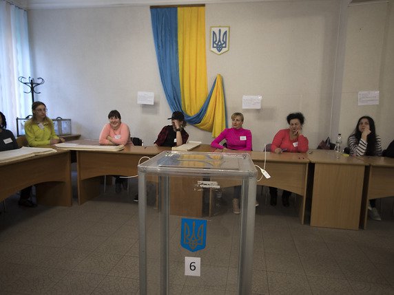 Les bureaux de vote ont ouvert à 07h00 en Ukraine pour le premier tour de la présidentielle. © KEYSTONE/AP/EMILIO MORENATTI
