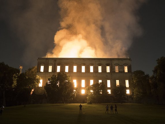 Le feu s'est déclaré dans l'auditorium du musée national de Rio de Janeiro, avant de se propager à tout le bâtiment (archives). © KEYSTONE/AP/LEO CORREA