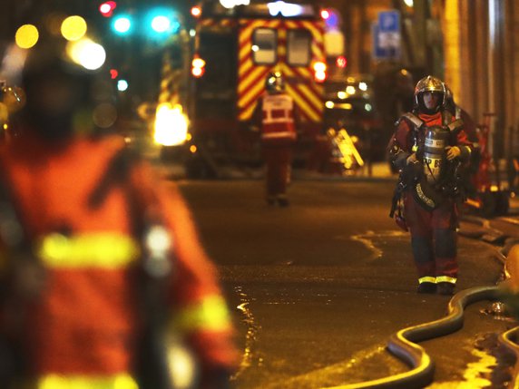 Quelque 80 pompiers sont intervenus à Paris pour éteindre un incendie (archives). © KEYSTONE/AP/CHRISTOPHE ENA