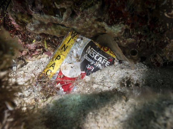 Parmi les produits visés par Greenpeace, les emballages à usage unique. Ici un sachet Nescafé retrouvé parmi les coraux dans les fonds marins philippins. © KEYSTONE/EPA GREENPEACE/NOEL GUEVARA/GREENPEACE HANDOUT