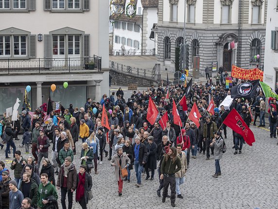 Quelque 400 personnes selon les organisateurs ont manifesté contre le racisme à Schwytz. © KEYSTONE/URS FLUEELER