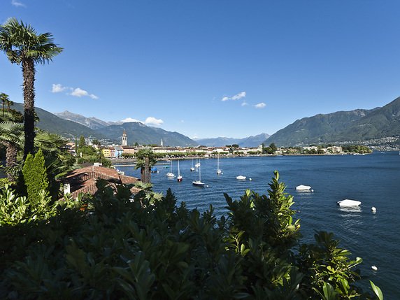 Les Suisses préfèrent de plus en plus les vacances au pays: le Tessin (ici Ascona), le Valais et les Grisons sont particulièrement prisés (archives). © KEYSTONE/GAETAN BALLY