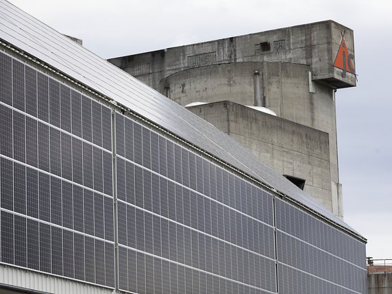 Le potentiel d'électricité solaire sur les façades en Suisse comme ici à la fabrique Jura Cement à Wildegg est chiffré à 17 TWh par an (archives). © KEYSTONE/GAETAN BALLY