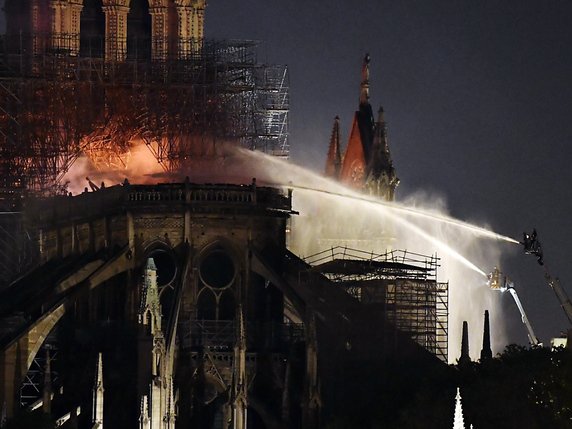 Quelque 400 pompiers ont lutté pendant des heures contre les flammes qui ont ravagé la cathédrale Notre-Dame à Paris. © KEYSTONE/EPA/JULIEN DE ROSA